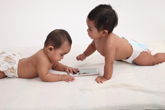 两个婴儿为智能手机吵架