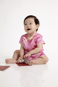 中国宝宝穿着雪松坐在工作室里