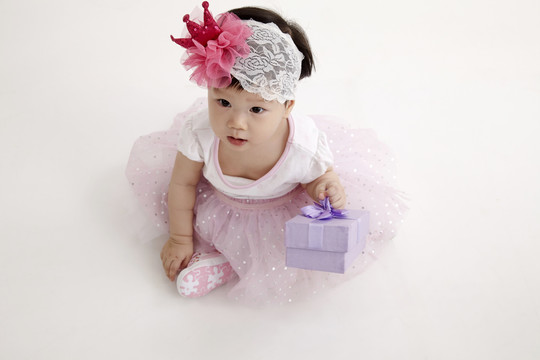中国宝宝穿派对礼服配紫色礼盒