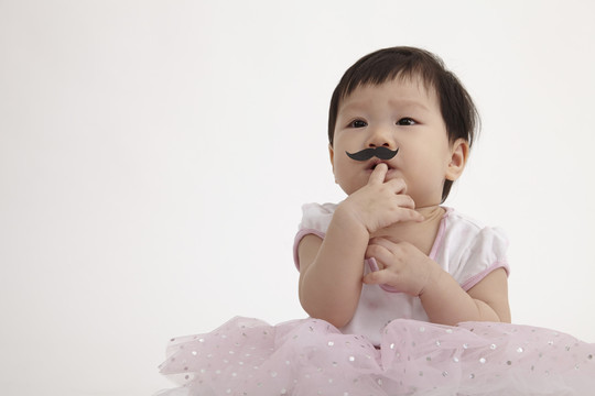 中国女婴留着纸胡子看起来很滑稽