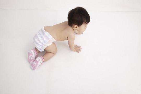 中国女婴爬行俯视图