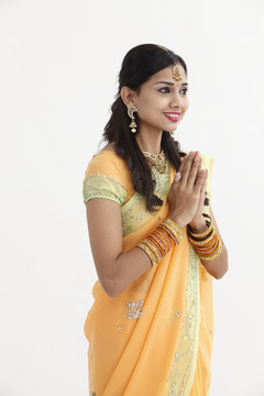 侧视图穿着迷人传统服装的印度妇女