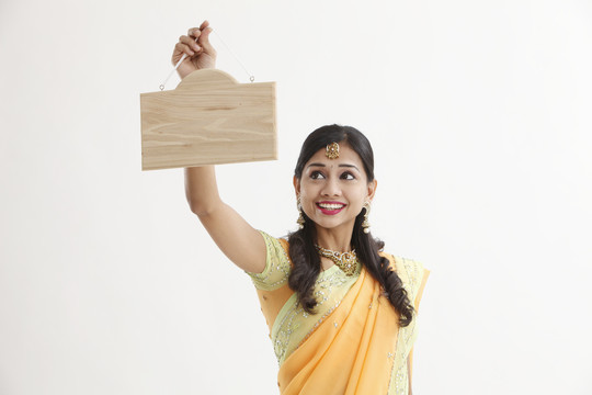 印度女子悬挂女子标牌