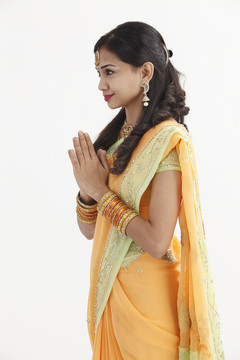 穿着迷人传统服装的印度女人