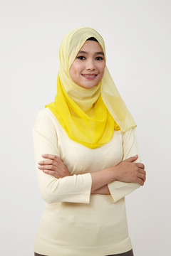 马来妇女手臂交叉在白色背景上