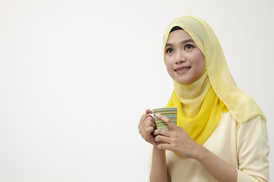 马来女人端着一杯茶放松