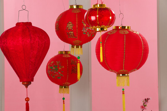几盏中国红灯笼