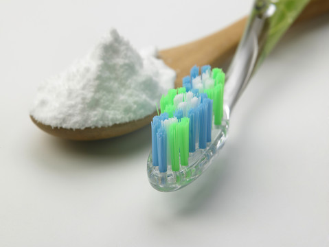 用牙刷和小苏打清洗