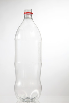 空塑料瓶，隔离在白色背景上