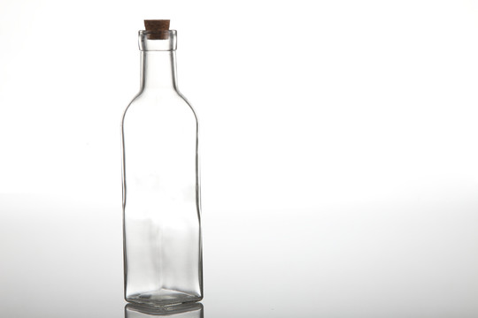 白底空玻璃瓶