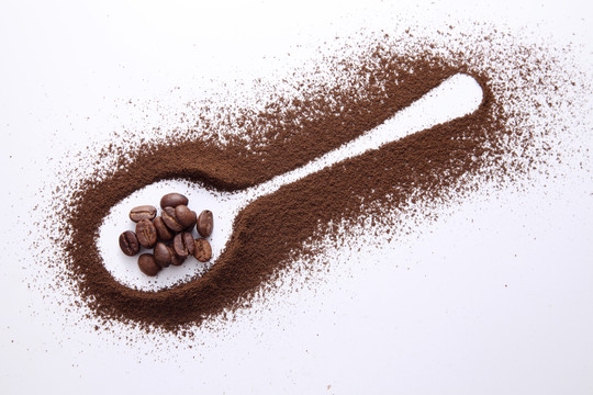白底咖啡粉和烤咖啡豆