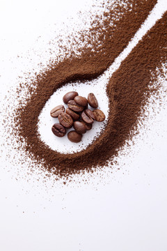 白底咖啡粉和烤咖啡豆