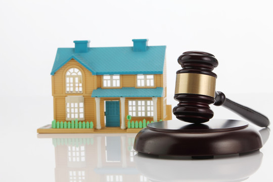 木槌及房屋买卖招投标或律师之家房地产及建筑概念。