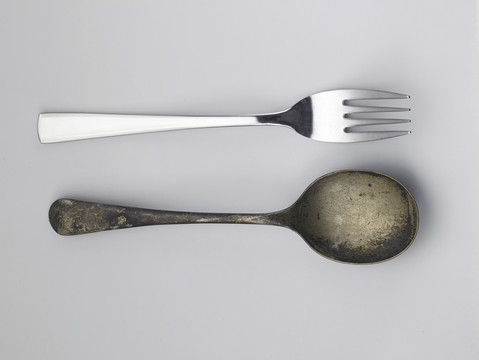 新叉子和旧勺子的对比组合