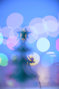 背景模糊的微型装饰圣诞树