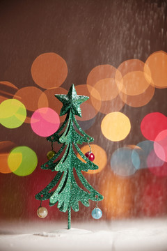 迷你装饰圣诞树与波基背景