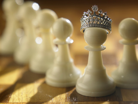 有王冠的白棋棋子本身就是王者