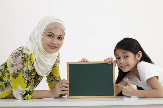 她和女儿拿着小黑板