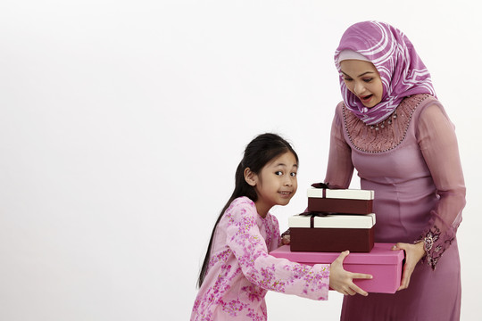 母亲和女儿一起拿着礼物或礼盒