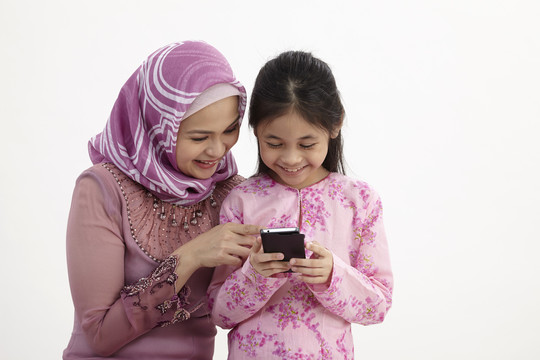 兴奋的女孩和妈妈用智能手机打视频电话的特写镜头