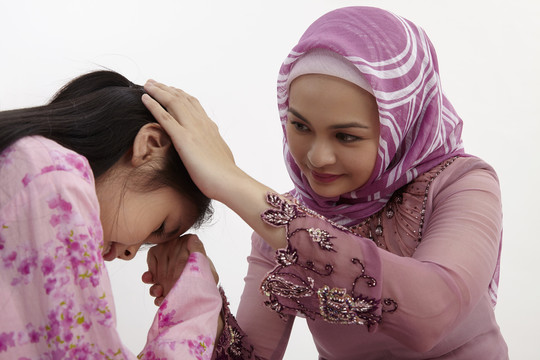 年轻的穆斯林妇女问候长辈