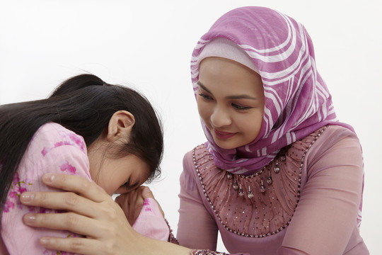 年轻的穆斯林妇女问候长辈