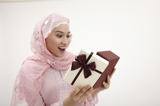 一个拿着礼物的马来女人