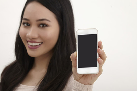 马来妇女在智能手机上展示一个空白的dosplay