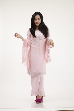 一位马来妇女，身穿白色背景的粉色八珠裤