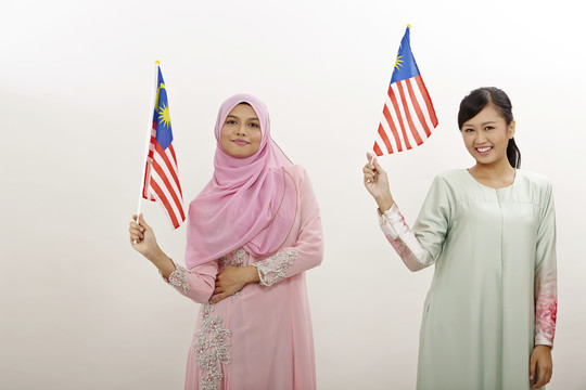 两名手持马来西亚国旗的马来妇女