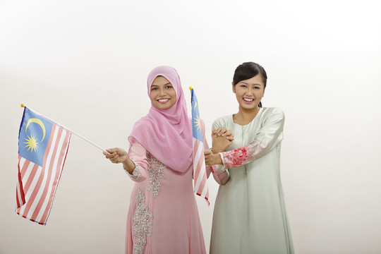 两名手持马来西亚国旗的马来妇女