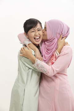 白色背景上的两个快乐的马来女人