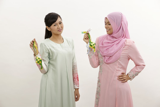 两名手持装饰丝带的马来妇女