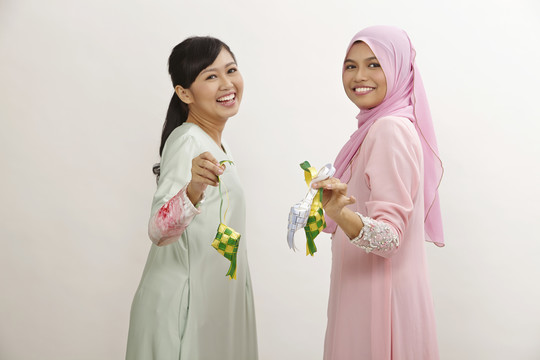 两名手持装饰丝带的马来妇女