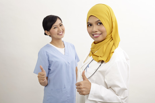 亚洲护士和医生，大拇指在白色背景上