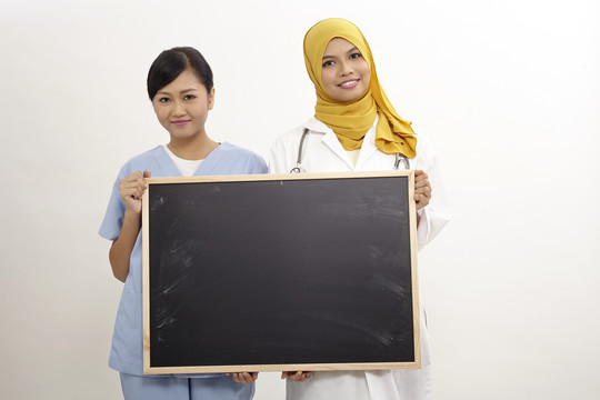 亚洲女医生护士拿着黑板