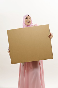 马来妇女拿着白色背景的棕色盒子