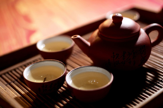 中国茶与文字意味着平静，聊天和看书在一起