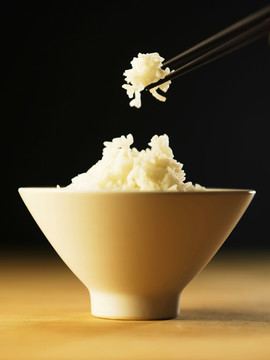一碗白米饭，用筷子夹一些米饭
