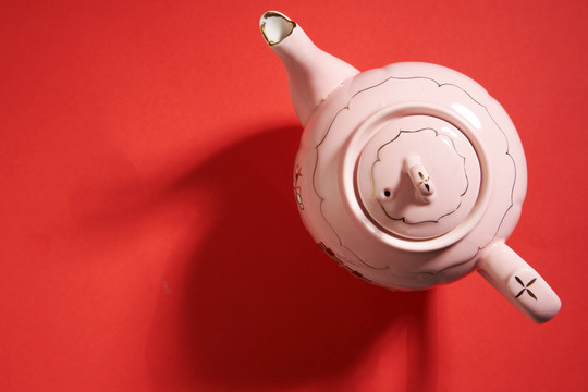 中国传统婚礼上使用的粉红色茶壶和茶杯俯视图