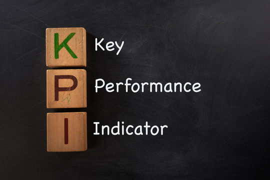 手绘关键绩效指标（kpi）概念，黑板上的业务战略。。