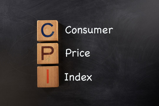 彩色木制字母建筑词CPI-消费物价指数缩写词在黑板上