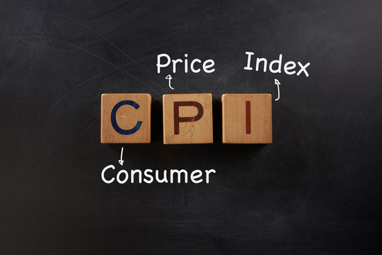 彩色木制字母建筑词CPI-消费物价指数缩写词在黑板上