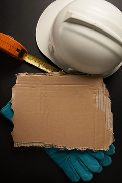 保护头盔和带有空白纸板的工具，用于复印空间
