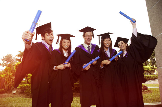 身着毕业礼服的大学生在镜头前合影