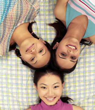 三个女人围成一圈躺在床上