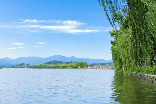 杭州西湖夏天白堤断桥