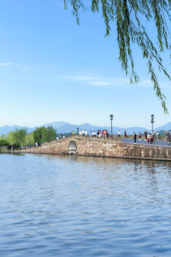 杭州西湖夏天白堤断桥