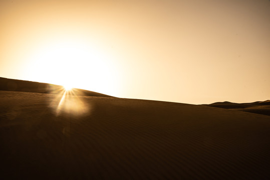 晨曦中的库木塔格沙漠