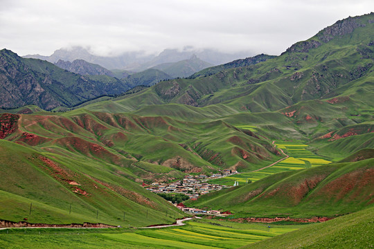 青藏高原山里村落